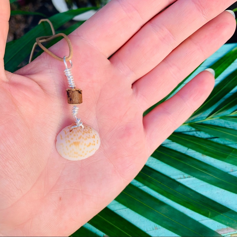 Simple dog cockle shell with wood bead necklace - Picture 2 of 2